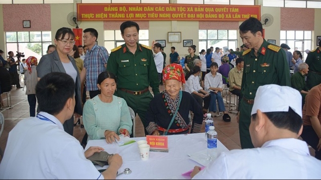 Bà con vùng biên giới Việt Nam - Trung Quốc được khám bệnh, cấp thuốc miễn phí