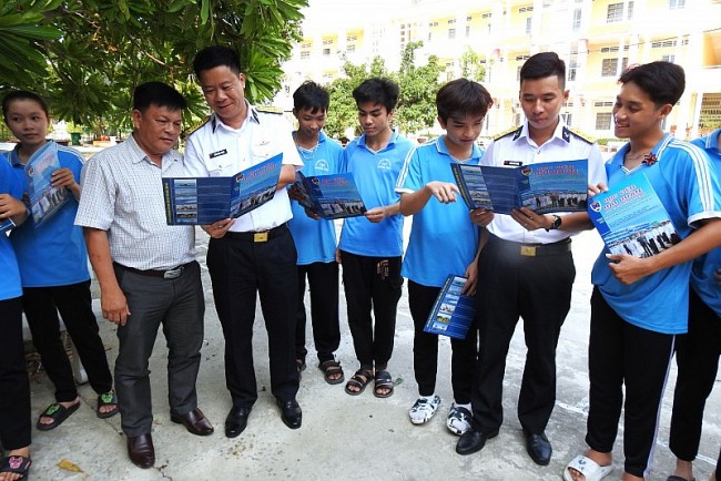 Vùng 5 Hải quân: Đưa thông tin biển đảo đến với hơn 6.000 người dân Kiên Giang