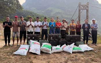 trao ho tro sinh ke cho phu nu khu vuc bien gioi quang binh