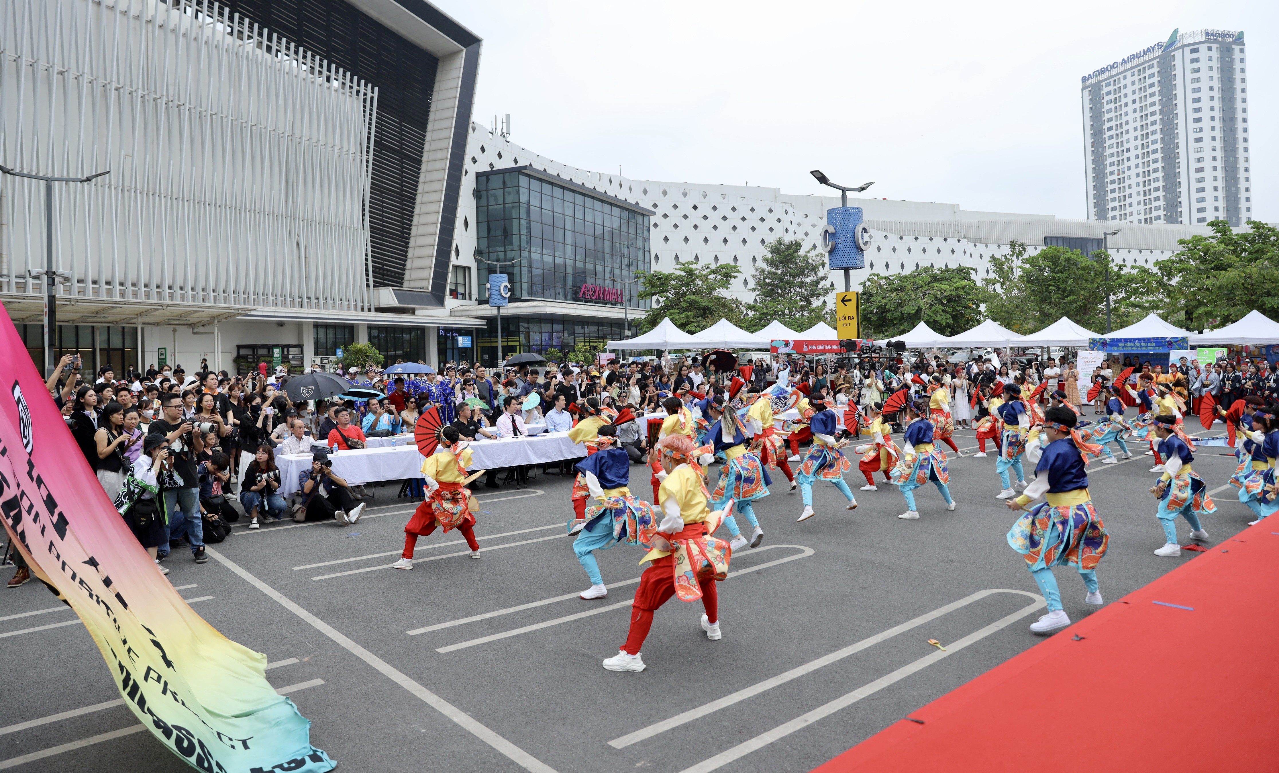 Gần 900 vũ công Việt Nam - Nhật Bản biểu diễn vũ điệu Yosakoi truyền thống