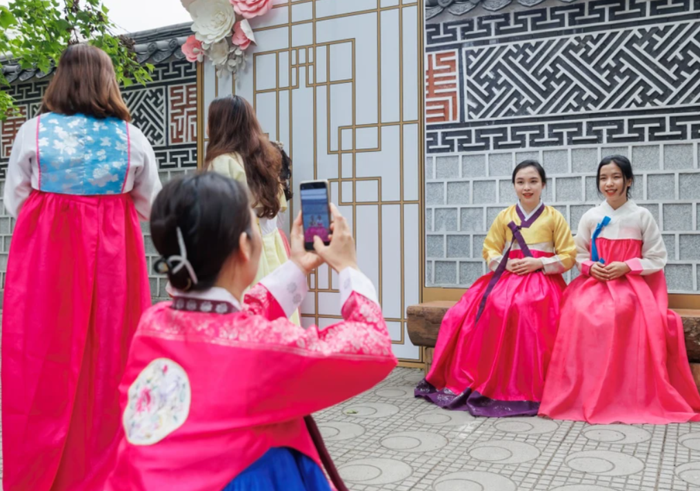 Người dân Thủ đô được trải nghiệm muối kim chi, chơi trò chơi dân gian Hàn Quốc