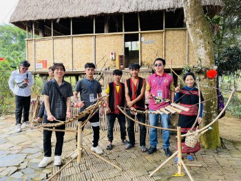 hon 300 luu hoc sinh lao campuchia trai nghiem van hoa cac dan toc viet nam