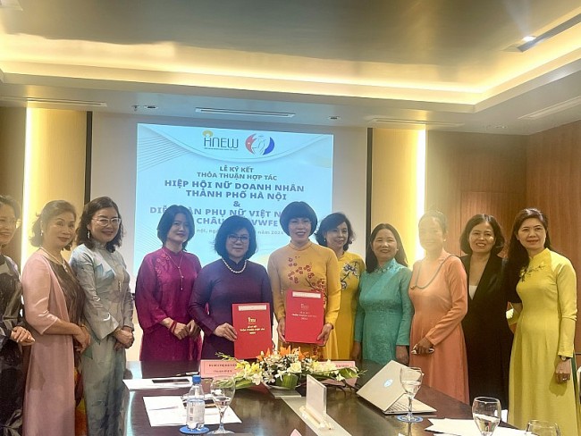 Diễn đàn phụ nữ Việt Nam tại Châu Âu kí kết hợp tác Hiệp hội nữ doanh nhân TP Hà Nội