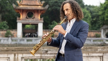 Trọn vẹn hình ảnh Hà Nội trong MV của "huyền thoại saxophone" Kenny G