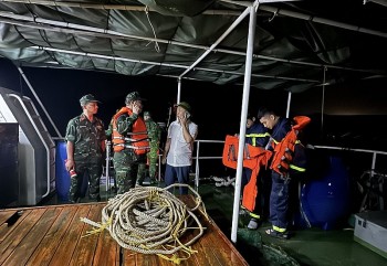 Quảng Ninh: 10 ngư dân gặp nạn trên biển được cứu hộ thành công