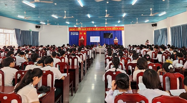 Vùng 4 Hải quân đưa thông tin về biển, đảo đến với các em học sinh tỉnh Ninh Thuận