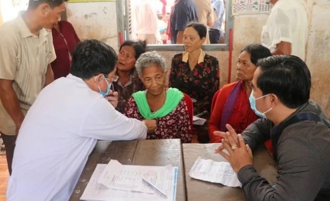 Khám bệnh, cấp thuốc miễn phí cho 1.500 người tại tỉnh Prey Veng (Campuchia)