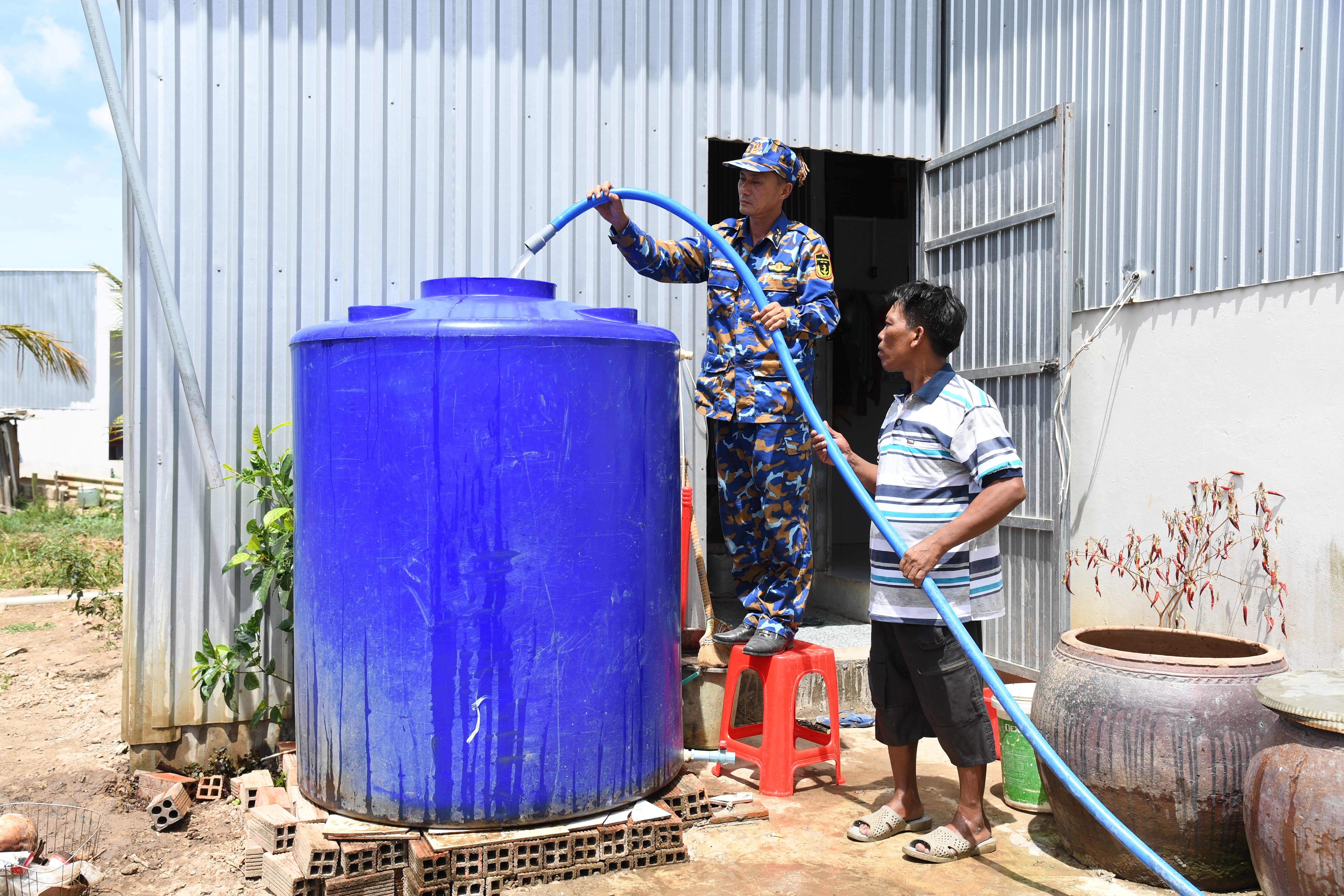 Nghĩa tình quân dân trong ngày nắng hạn