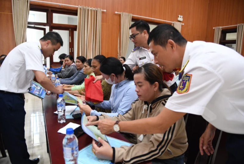 Tuyên truyền chống khai thác IUU cho ngư dân huyện đảo Lý Sơn
