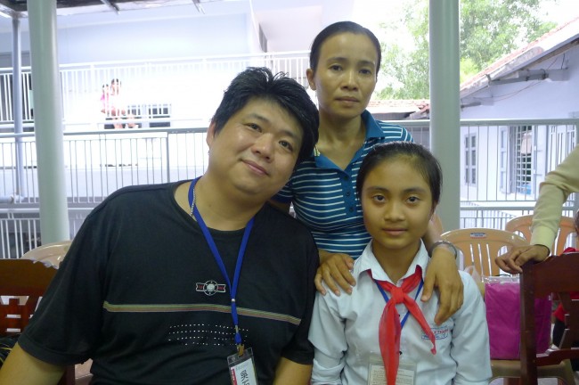 Bố mẹ nuôi Đài Loan và Zhi Shan chắp cánh ước mơ của Yến