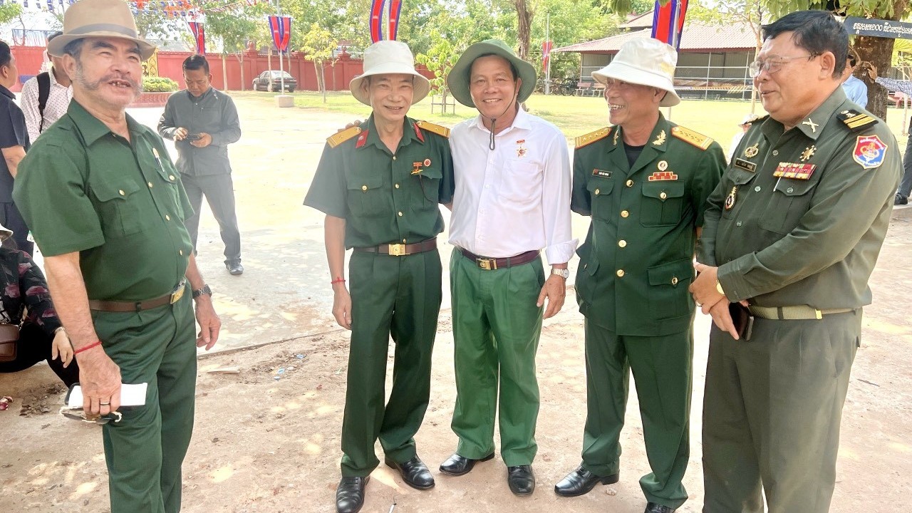 Cựu quân tình nguyện, cựu chuyên gia tỉnh Bình Dương thăm lại chiến trường xưa