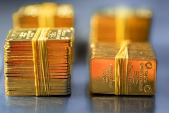 Giá vàng miếng SJC vẫn tăng kỷ lục bất chấp giá vàng thế giới giảm
