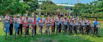 lifestart foundation uc trao tang 55 xe dap cho hoc sinh co hoan canh kho khan