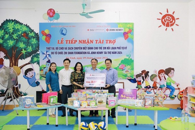 Zhi Shan Foundation trao tặng thiết bị, đồ chơi, sách cho trẻ khuyết tật tỉnh Nghệ An và Hà Tĩnh