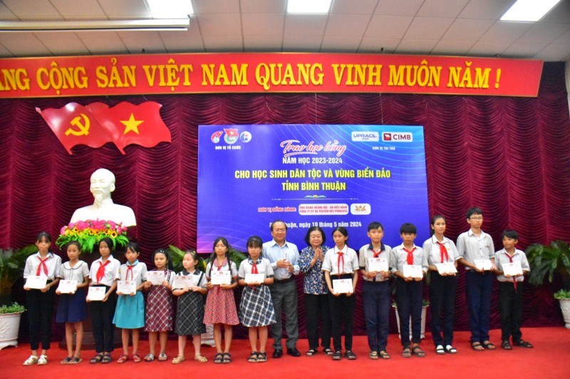 Trao học bổng cho học sinh dân tộc và vùng biển đảo ở Bình Thuận