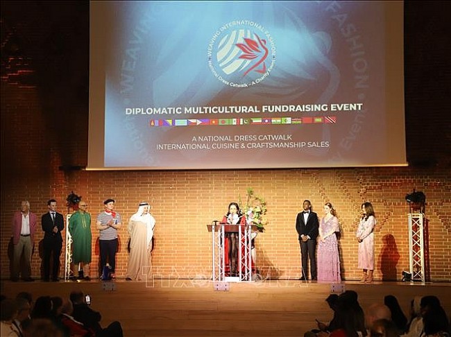Áo dài Việt Nam xuất hiện ấn tượng tại sự kiện trình diễn trang phục dân tộc ở London