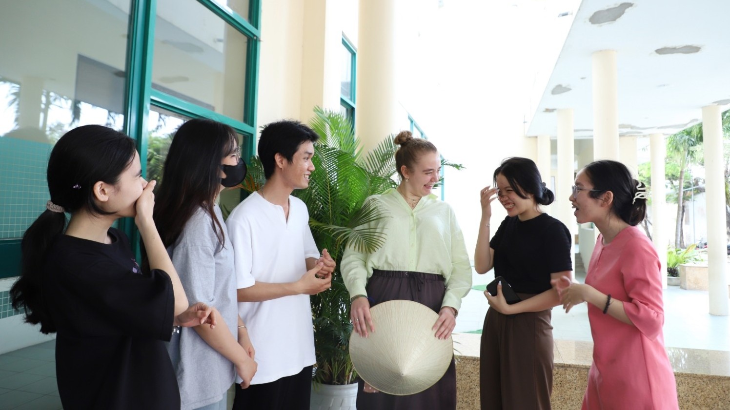 Sinh viên Bỉ dạy tiếng Anh miễn phí cho những người bạn Việt Nam