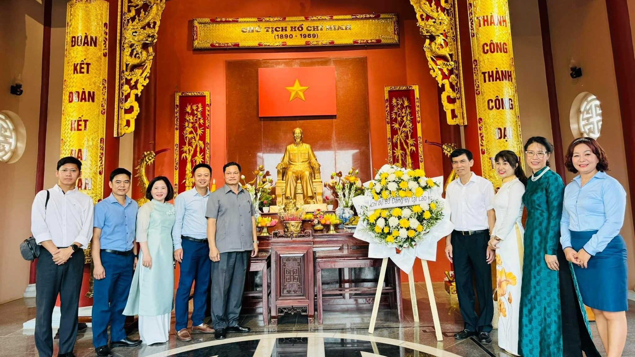 Kiều bào tại Lào tưởng nhớ Chủ tịch Hồ Chí Minh