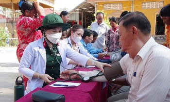 Bác sĩ Việt Nam thăm khám, cấp thuốc cho hơn 250 công dân Campuchia