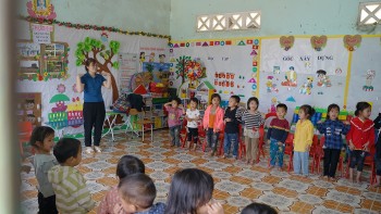 co giao vung cao nhuong thuc an cho tro nho