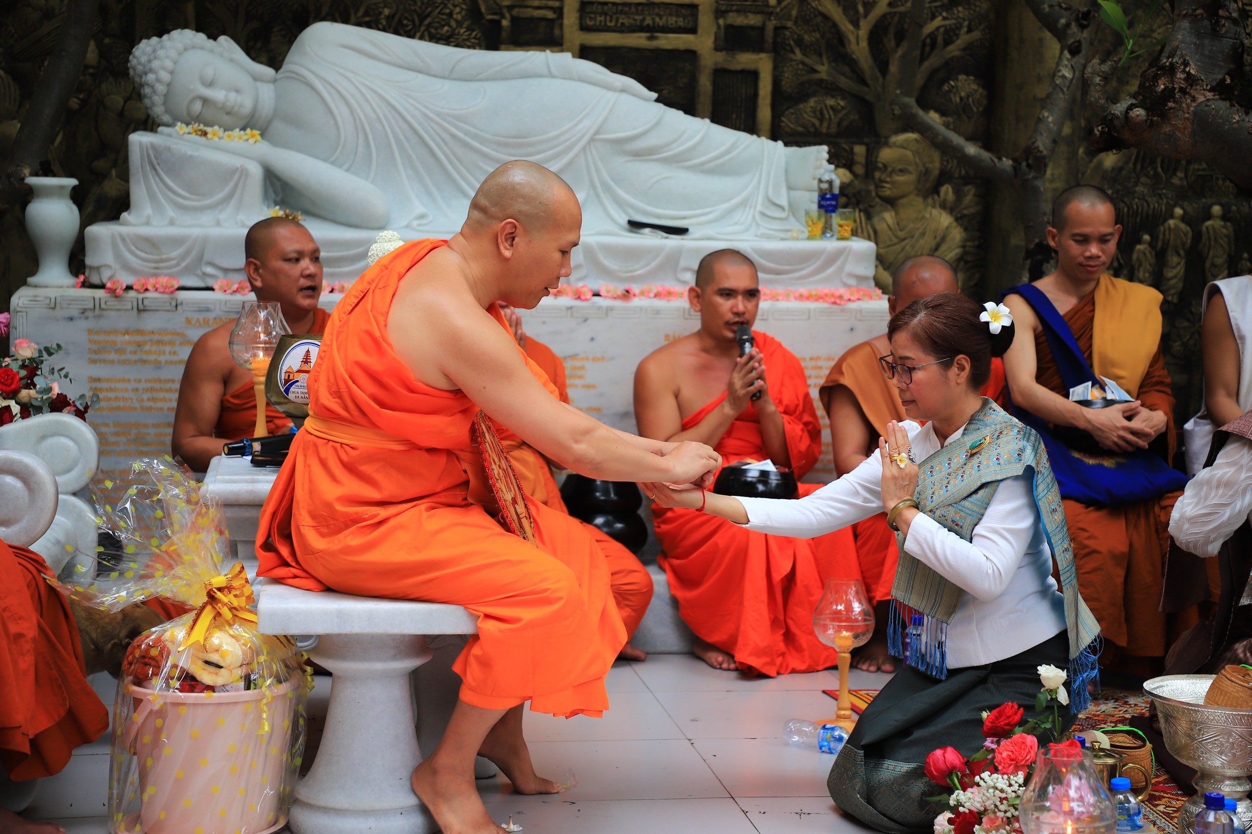 Tổng lãnh sự Lào tại Đà Nẵng chúc mừng Đại lễ Phật đản