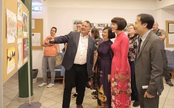 2 hoc sinh hungary dat giai tai cuoc thi ve tranh ve viet nam