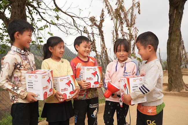 ChildFund Việt Nam tặng 6.930 chiếc đèn bàn cho học sinh 3 tỉnh