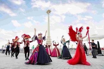 gioi tre ra ngong vao trong cho hoi ngo dan sao khung sap do bo dao vu yen ngay 16