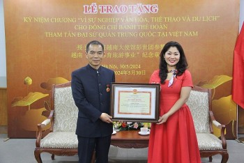 trao tang ky niem chuong cho tham tan van hoa banh the doan nguoi hon 30 nam vun dap cho tinh huu nghi viet trung