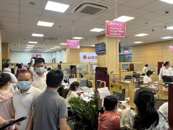 dong nghit nguoi dan xep hang mua vang ngan hang thong bao het vang som