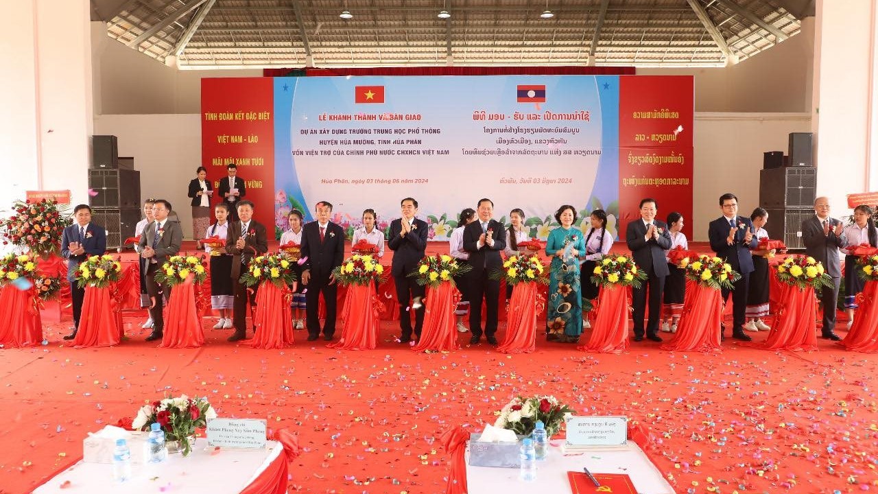 Việt Nam bàn giao dự án trường THPT huyện Huamueng cho Lào