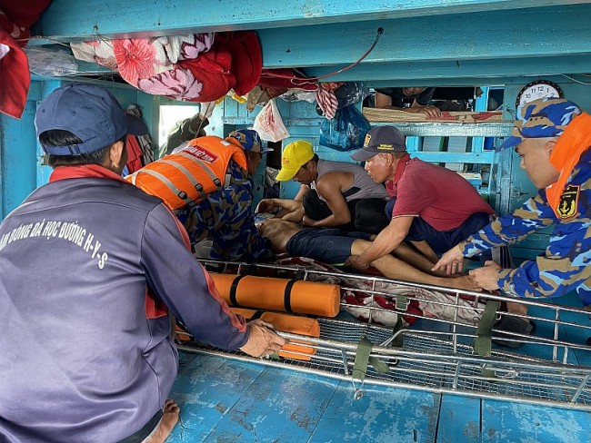 Trực thăng EC-225 đưa ngư dân bị tai nạn lao động trên biển vào đất liền chữa trị