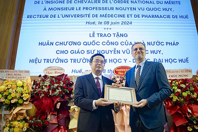 Giáo sư Việt Nam được trao tặng Huân chương Công trạng Quốc gia, tước hiệu Hiệp sĩ của Nhà nước Pháp