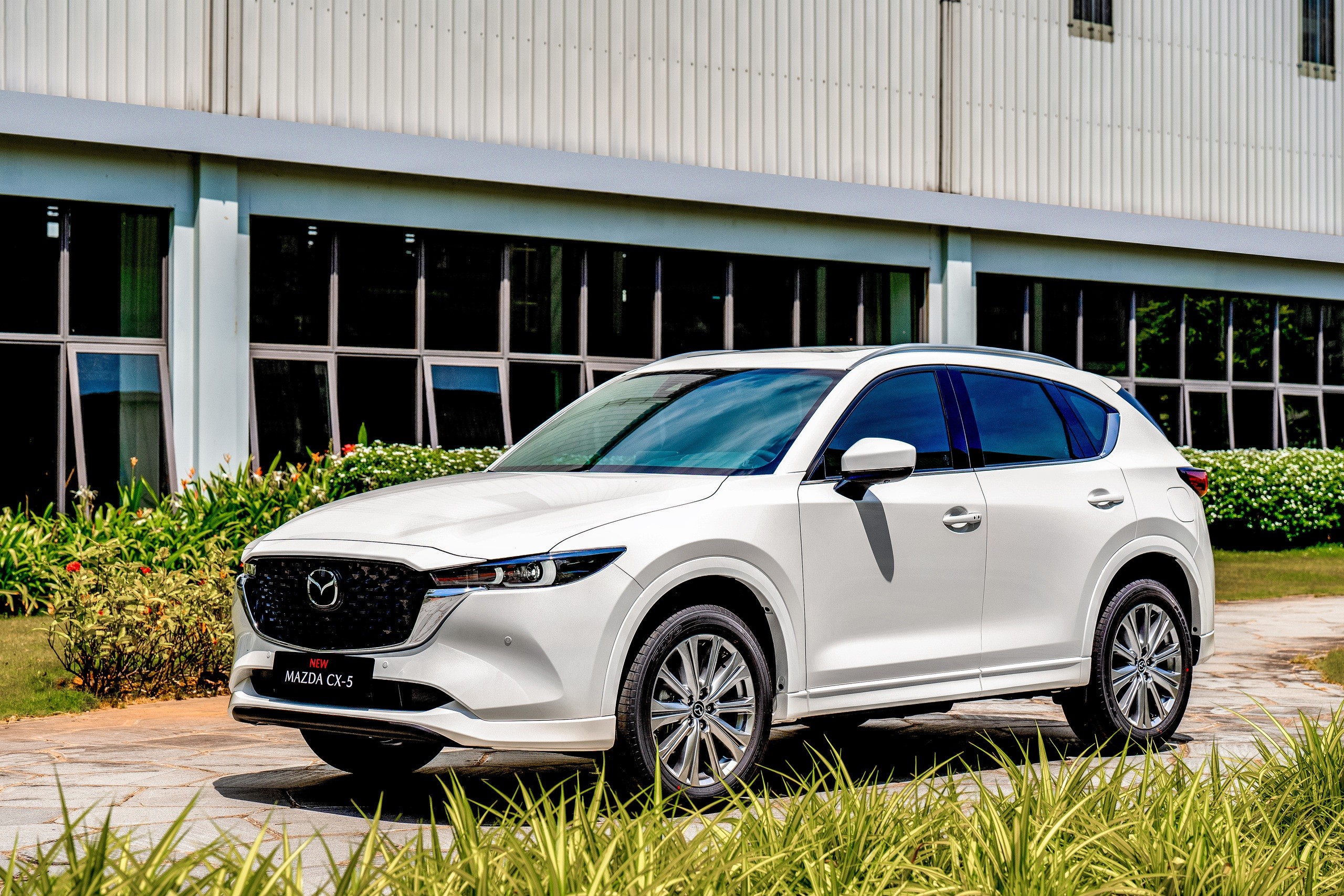 Xe gầm cao cỡ trung: Mazda CX-5 chiếm nửa doanh số