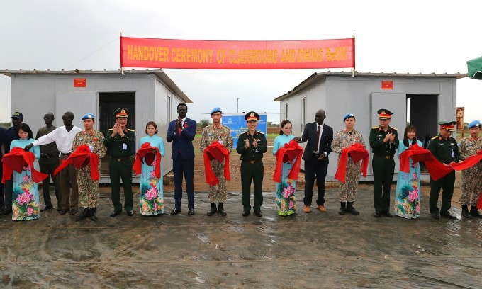 Bộ đội Việt Nam bàn giao lớp học, phòng ăn cho trẻ em châu Phi