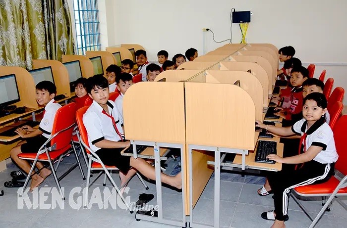 VNHELP tặng 25 bộ máy tính để bàn cho học sinh Trường Tiểu học Nam Thái A1 (Kiên Giang)