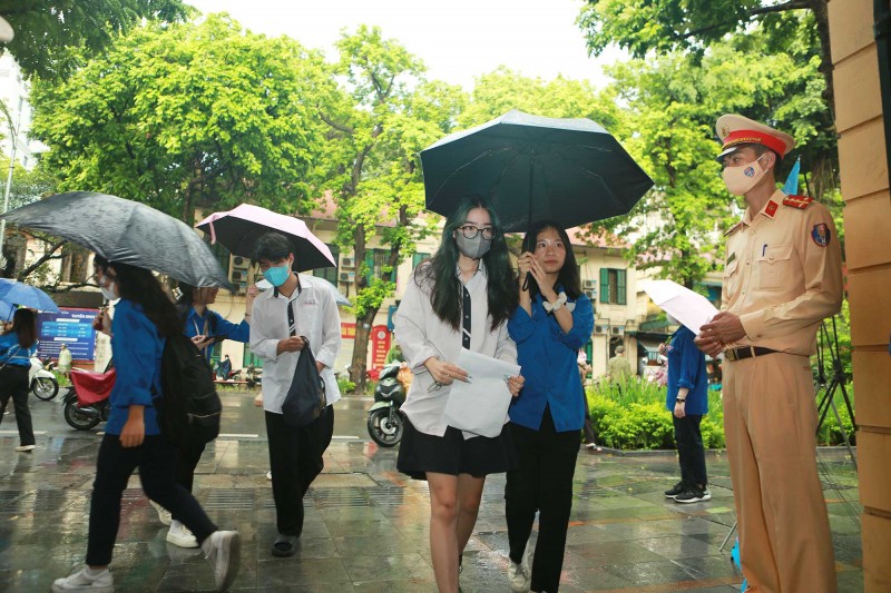 Nhiều nơi có mưa, thời tiết mát mẻ trong ngày đầu thi tốt nghiệp THPT 2024