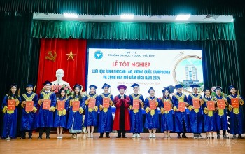 nhieu luu hoc sinh lao campuchia va mozambique tot nghiep bac si tai viet nam