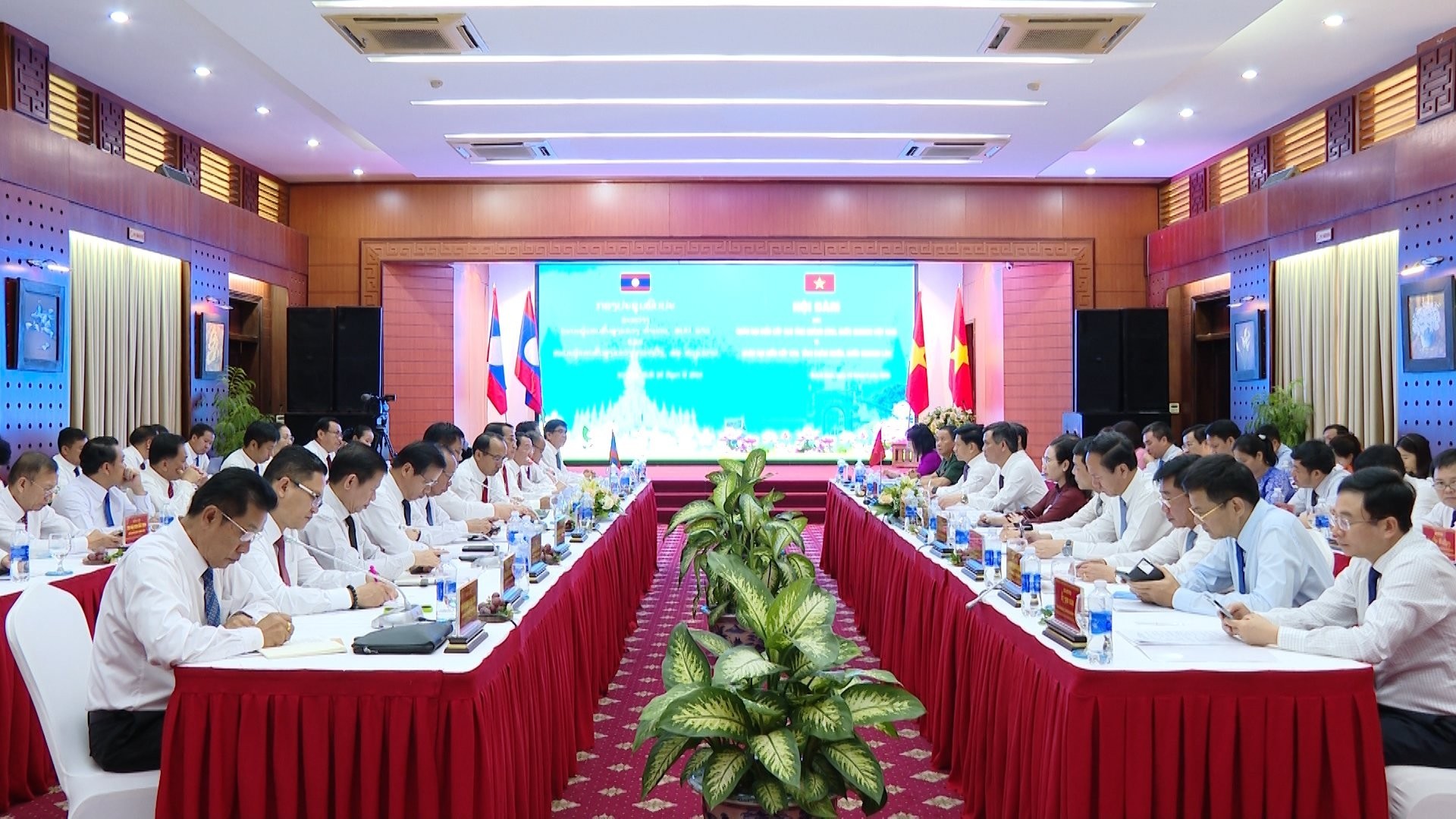 Quảng Bình (Việt Nam) - Khăm Muồn (Lào) thúc đẩy hợp tác giáo dục, quốc phòng và biên giới
