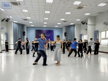 nghe si nguoi phap goc viet gioi thieu que huong bang mua duong dai