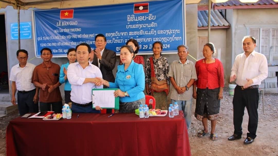Phụ nữ tỉnh Phú Thọ (Việt Nam) hỗ trợ 2 mái ấm tình thương cho phụ nữ nghèo ở Luông Nậm Thà (Lào)