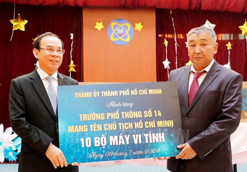 trao tang 10 bo may vi tinh cho thay tro truong ho chi minh tai mong co