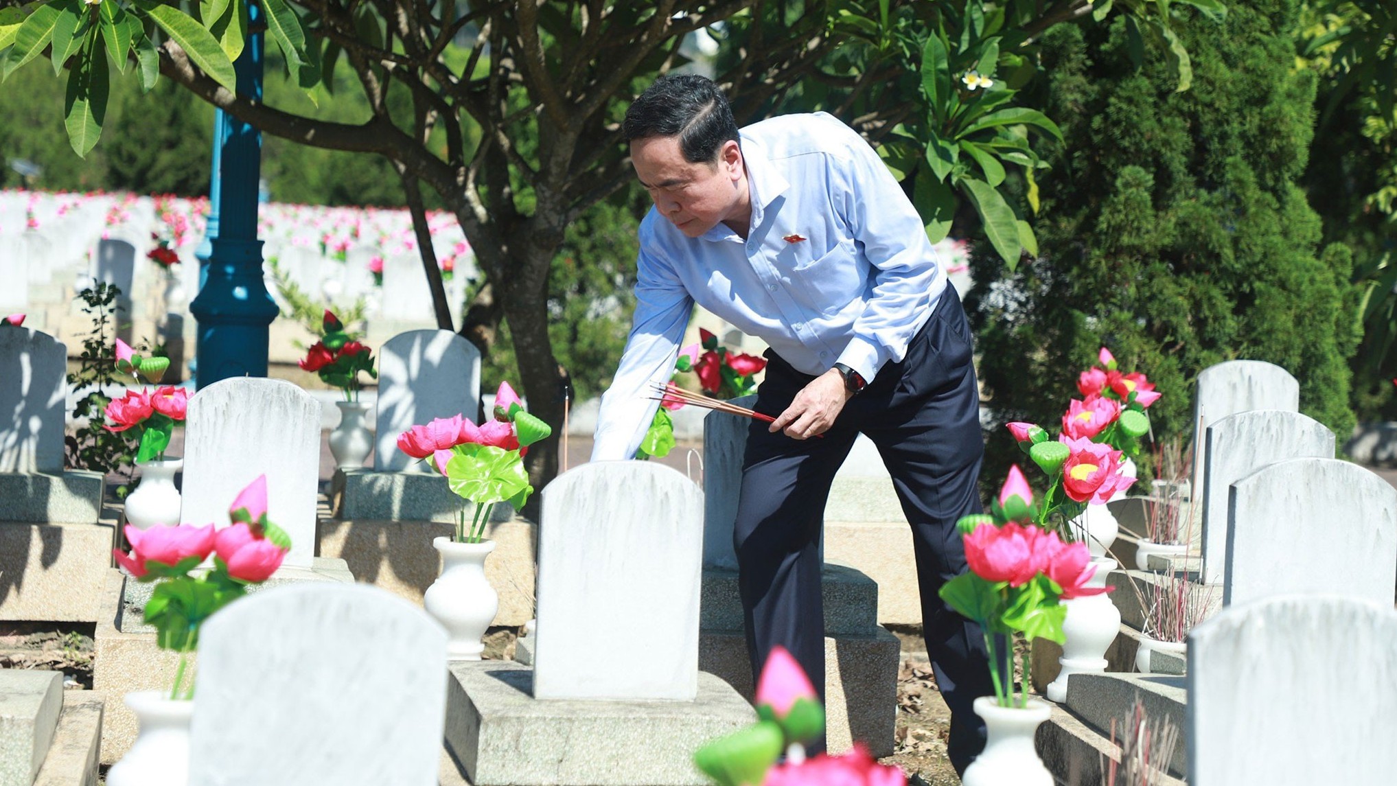 Chủ tịch Quốc hội Trần Thanh Mẫn dâng hương tưởng niệm các anh hùng liệt sĩ tại Nghĩa trang liệt sĩ quốc tế Việt - Lào