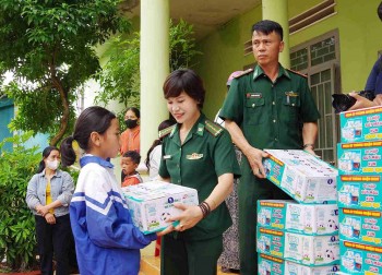 bo doi bien phong trao 300 phan qua cho nguoi dan bien gioi tinh dak nong