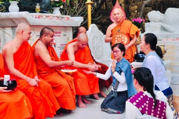 doan tong lanh su quan lao tai da nang chuc mung an cu kiet ha tai chua tam bao