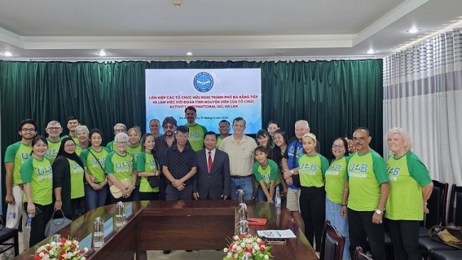 Tình nguyện viên của tổ chức Activity International chăm sóc người già, trẻ mồ côi ở Đà Nẵng