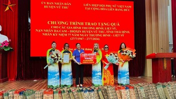 lien hiep hoi phu nu viet nam tai chlb duc tang qua cho nguoi co cong o thai binh