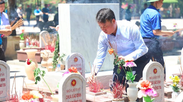 doan cong tac nganh bao hiem xa hoi dang huong tri an cac anh hung liet si