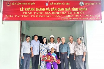 bo tu lenh vung 5 hai quan tang nha tinh nghia cho nguoi co cong voi cach mang tai an giang