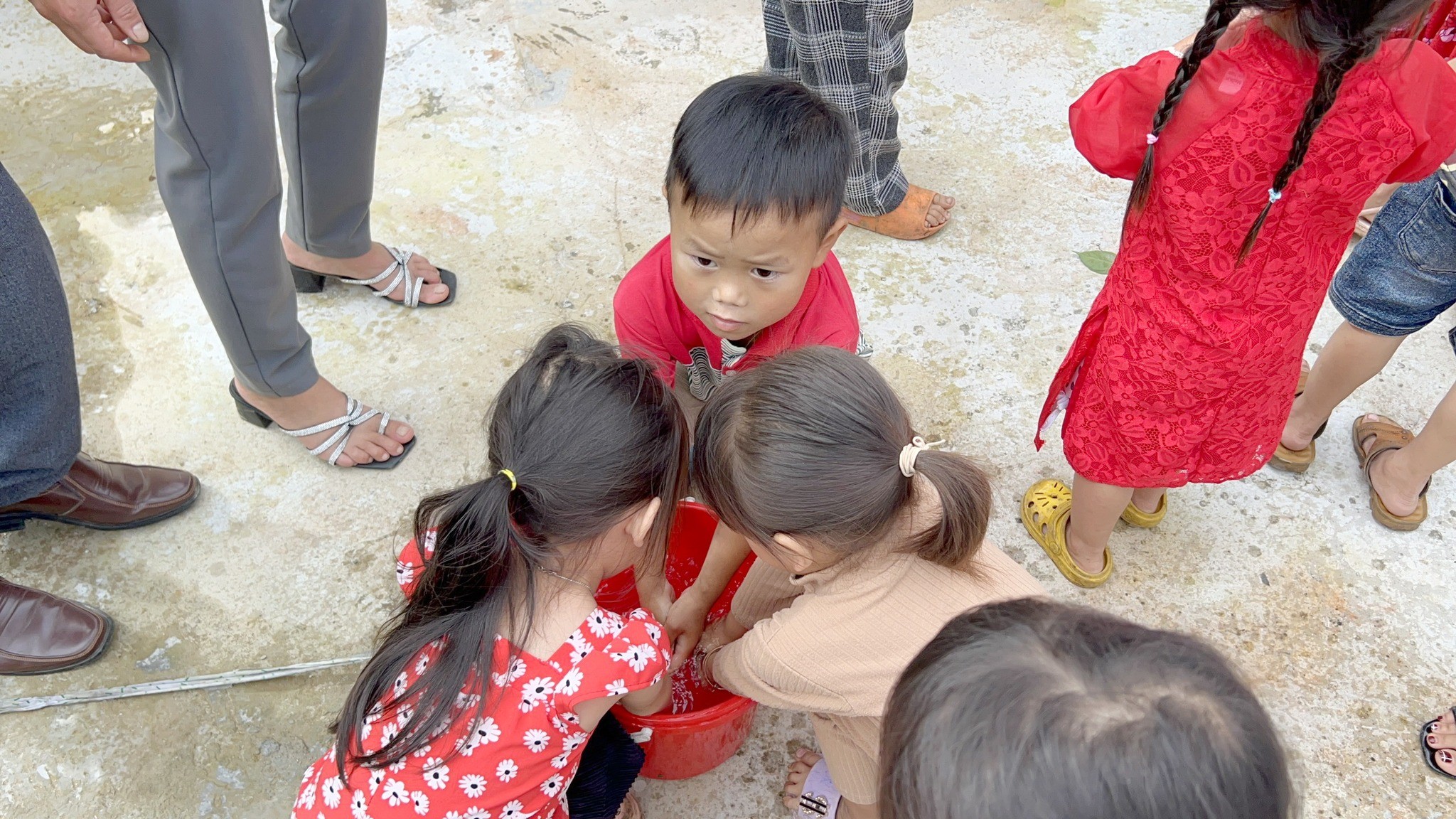 Sà Phìn có bể trữ nước sạch: cộng đồng chung tay giải bài toán "khát"